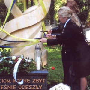 2008-10-12 Odsłonięcie Pomnika Dziecka Utraconego na Cmentarzu Centralnym (5)