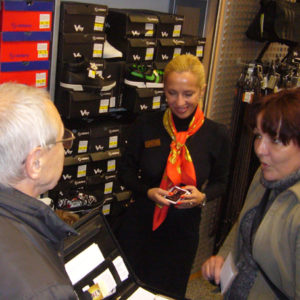 2010-10-23 akcja charytatywna Ciepłe buty na zimę (5)