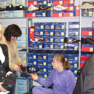 2010-10-23 akcja charytatywna Ciepłe buty na zimę (6)