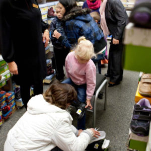 2011-10-22 akcja charytatywna Ciepłe buty na zimę 150 par! (3)